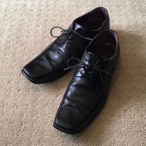 Men’s black Guess oxfords